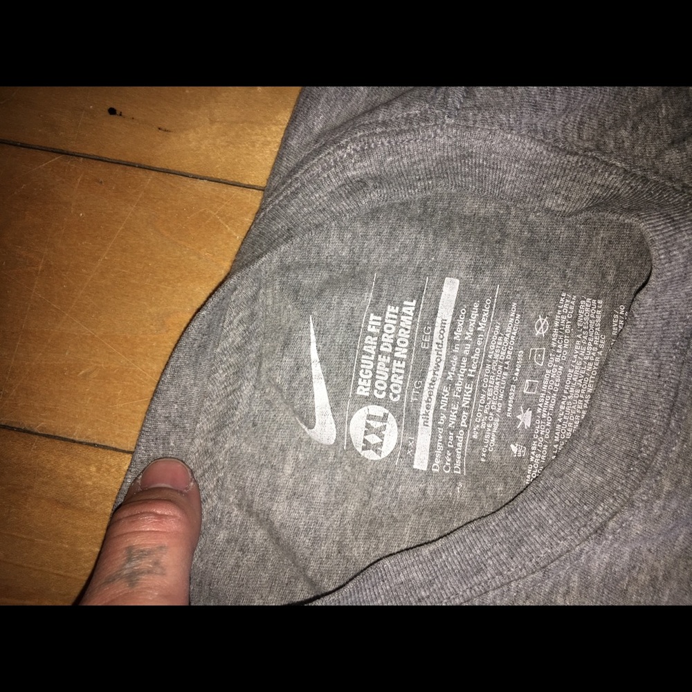 Basic Nike Tee - Picture 3 of 3